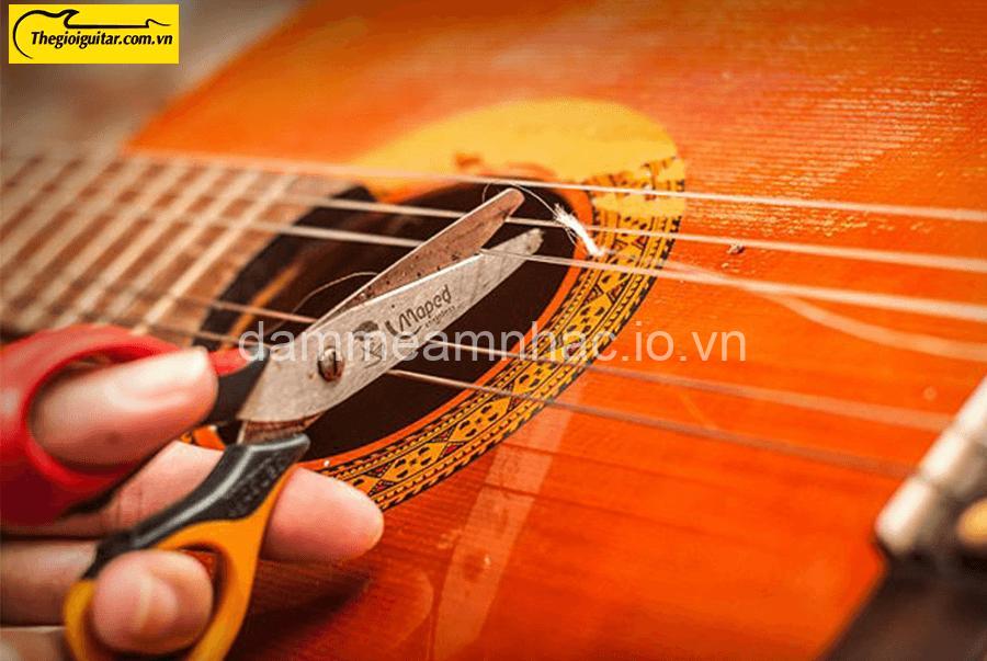 Khắc Phục Âm Thanh Đàn Guitar Bị Nhỏ: Kỹ Thuật Chơi & Kiểm Tra Guitar